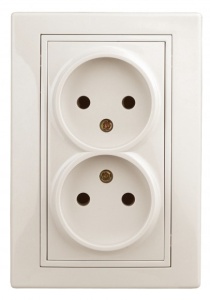 Розетка Intro Plano с/п 2пол б/з 16А слоновая кость 1-204-02 