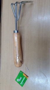 Рыхлитель 3-х зубый с деревянной ручкой Урожайная сотка