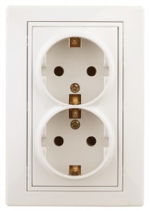 Розетка Intro Plano с/п 2пол з/к 16А слоновая кость 1-205-02 