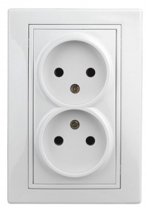 Розетка Intro Plano с/п 2пол б/з 16А белая 1-204-01